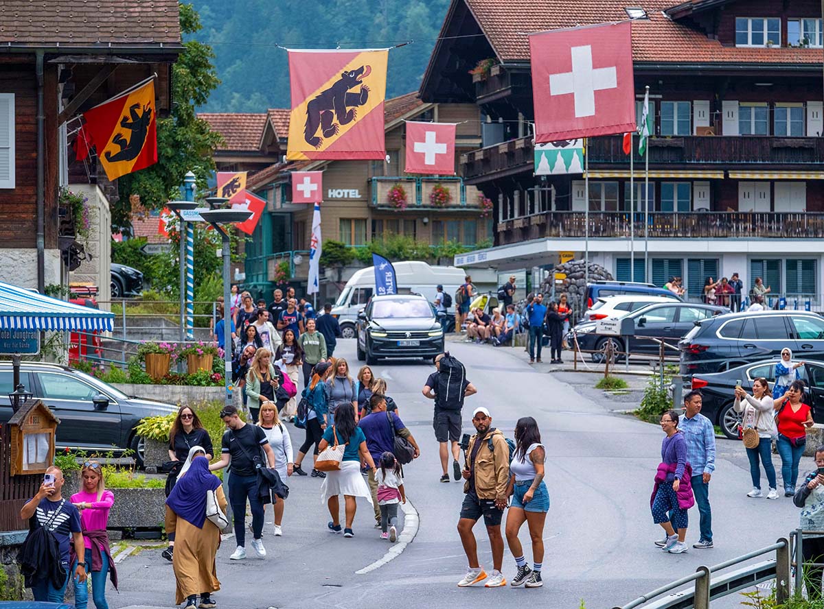 Lungern, troppi turisti: Spuntano i cartelli contro i maleducati